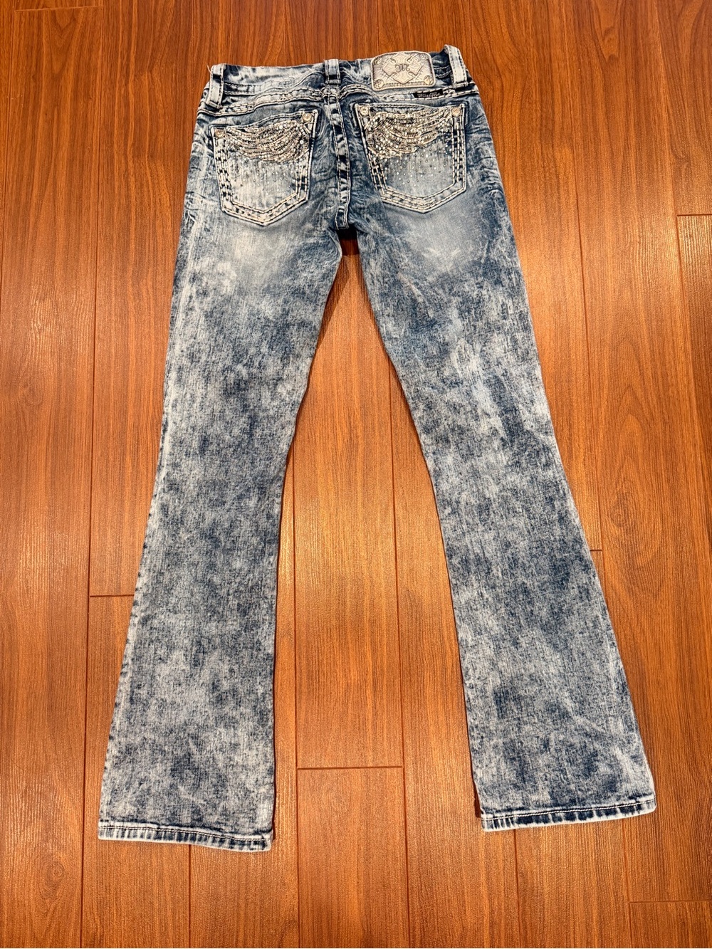 Embellished Acid Wash Jeans with Pocket Rhinestones - Picture 4 of 8